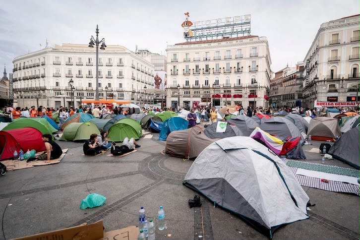 CIENTOS DE PERSONAS ACAMPAN EN LA PUERTA DEL SOL CONTRA LA CRISIS DE LA VIVIENDA