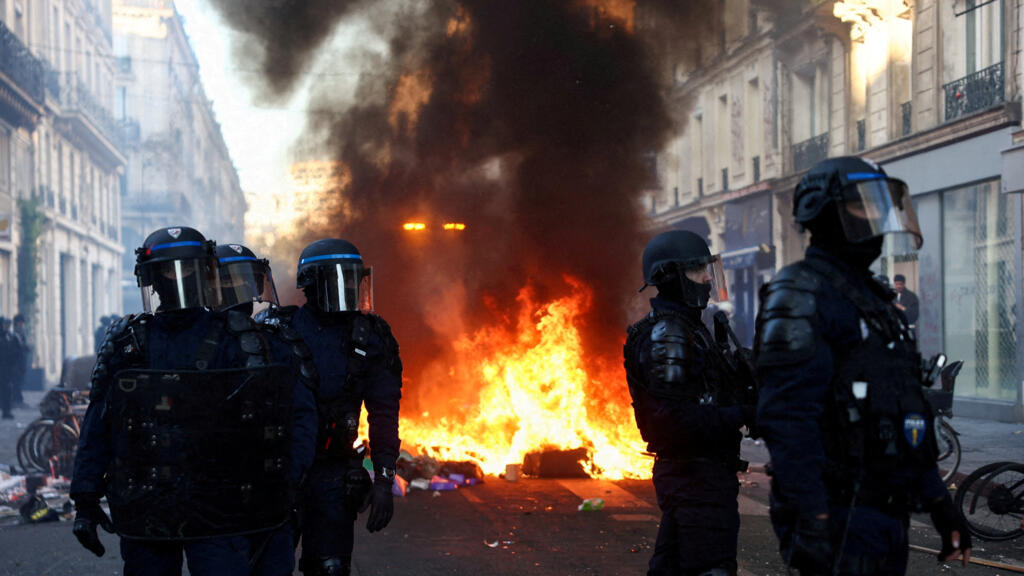 Francia decreta toques de queda tras disturbios por el costo de vida