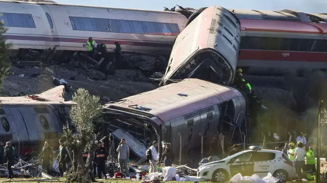 Choque de dos trenes de alta velocidad deja al menos 68 muertos en Toledo