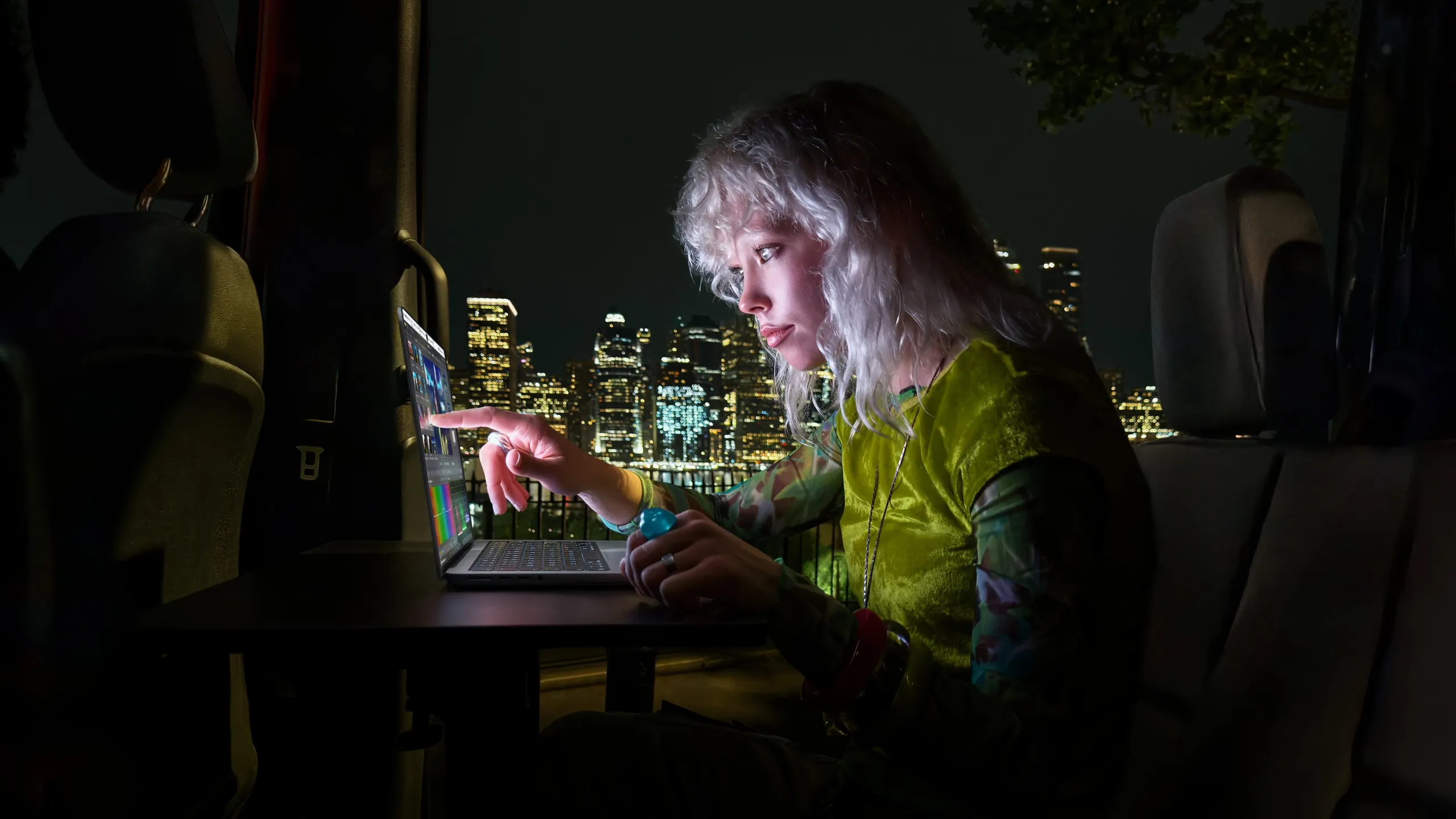 Apple presenta su primera portátil MacBook Pro con pantalla táctil
