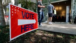 El voto latino se aleja de los republicanos ante el alza de precios