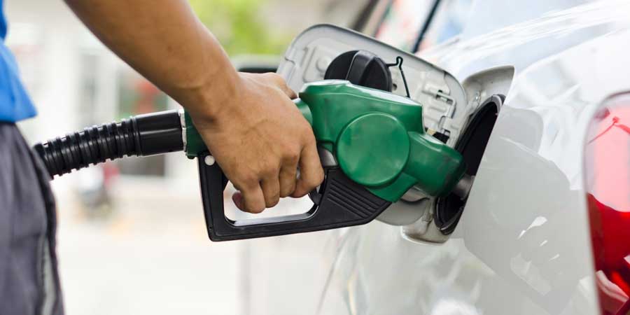 EL ALZA DE LA GASOLINA DEL 39% SACUDE LA CAMPAÑA EN EE. UU.
