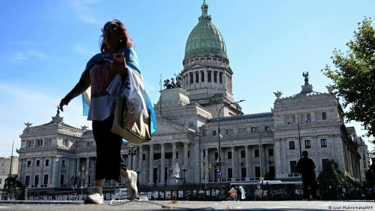 Argentina lanza plan para eliminar 20.000 puestos públicos