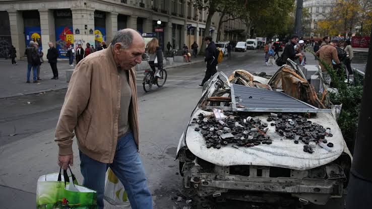 Francia sufre el efecto bola de nieve de su deuda en plena crisis social