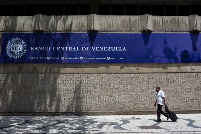 Venezuela evalúa un préstamo de Catar para saldar su deuda con el BID