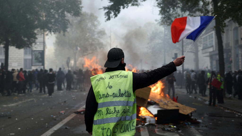 Francia registra violentas protestas con un muerto y casi 1.800 detenidos