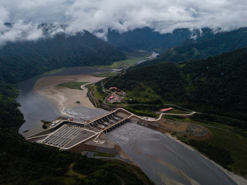 Ecuador sufre apagones por la crisis hídrica y la falta de generación