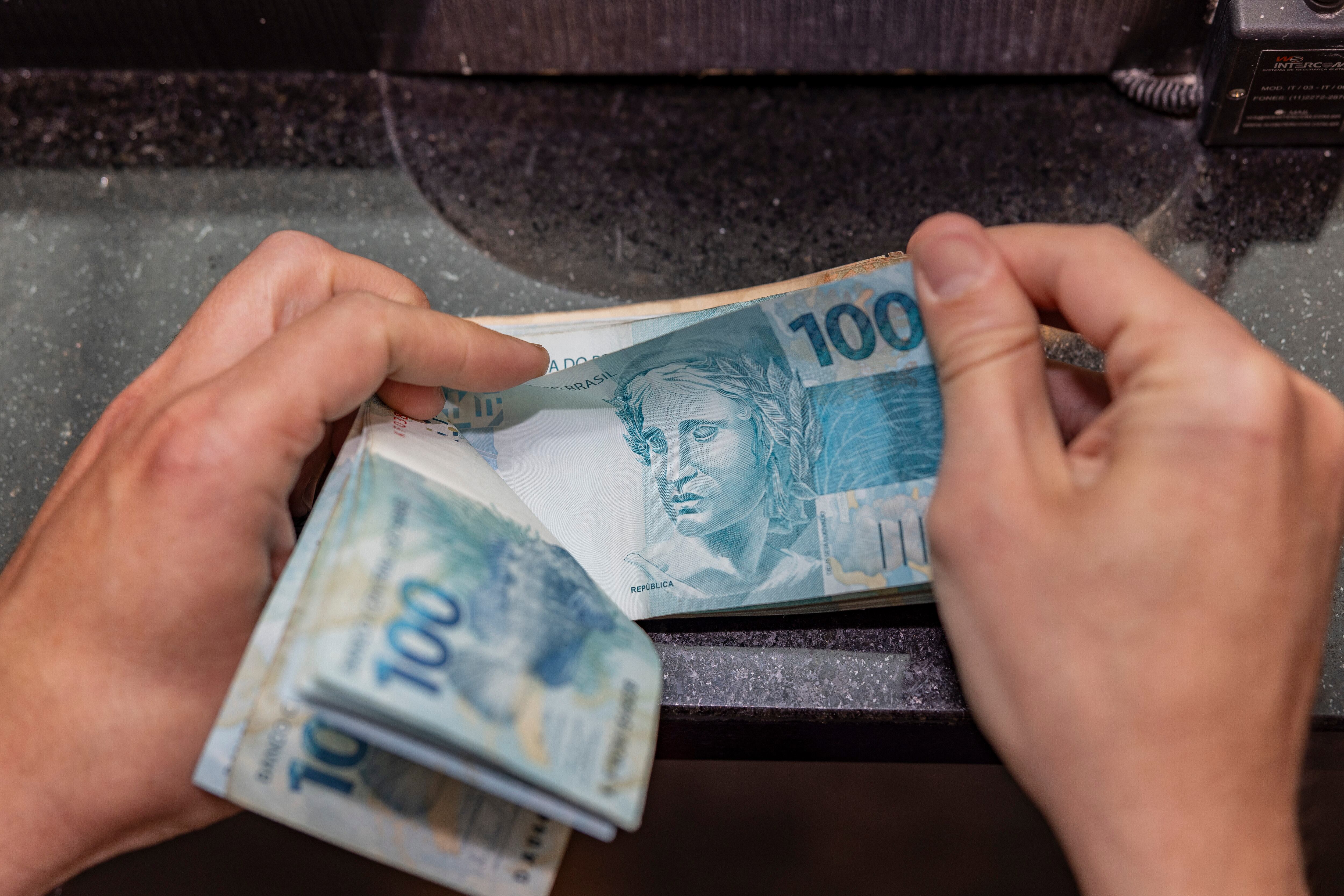 Los activos brasileños caen hasta 45 % en el pré-mercado de EE. UU.