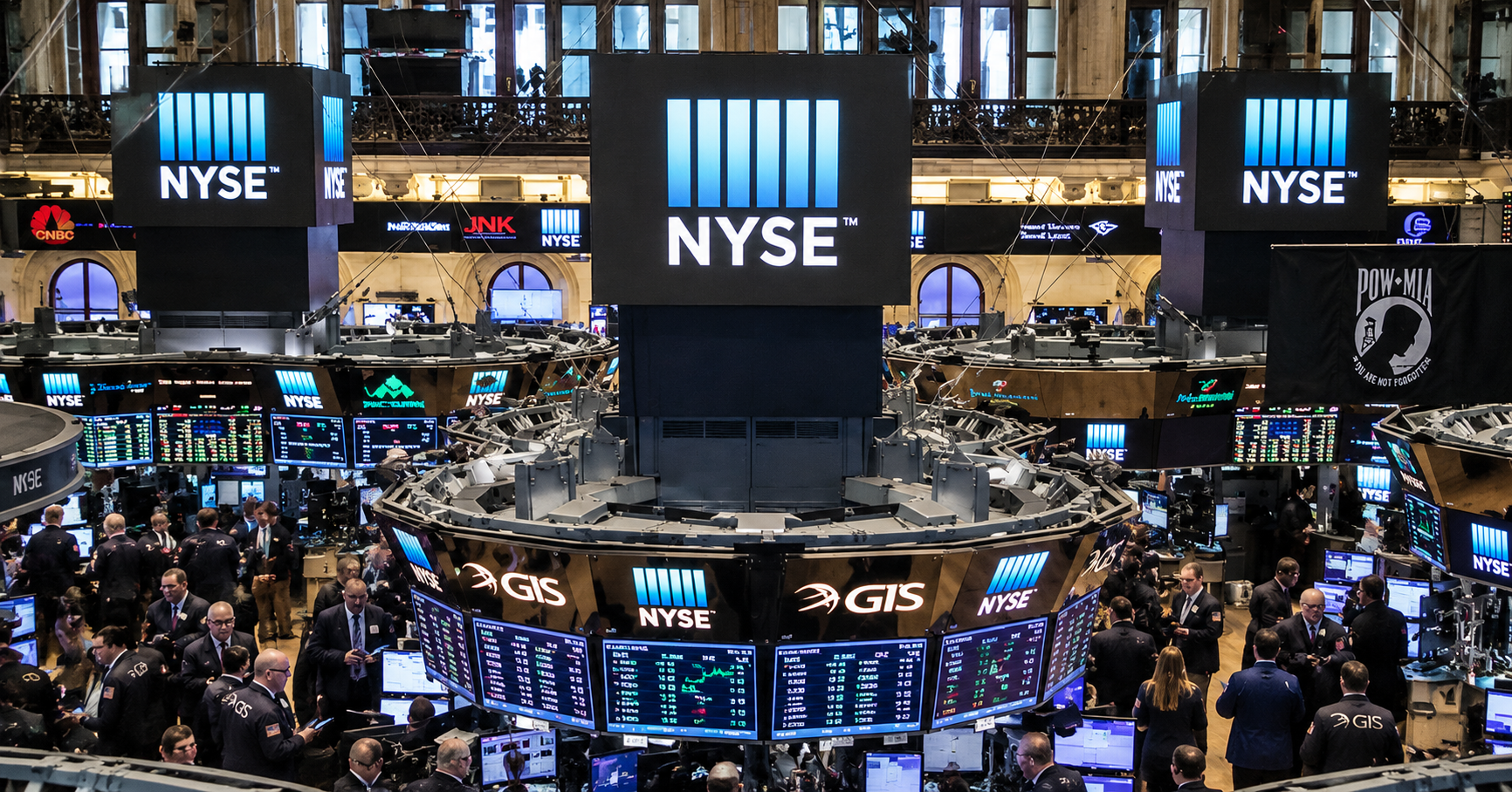 Wall Street closes lower as oil rallies