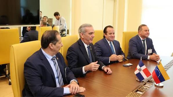 Abinader evalúa reanudar compras de combustibles a Venezuela