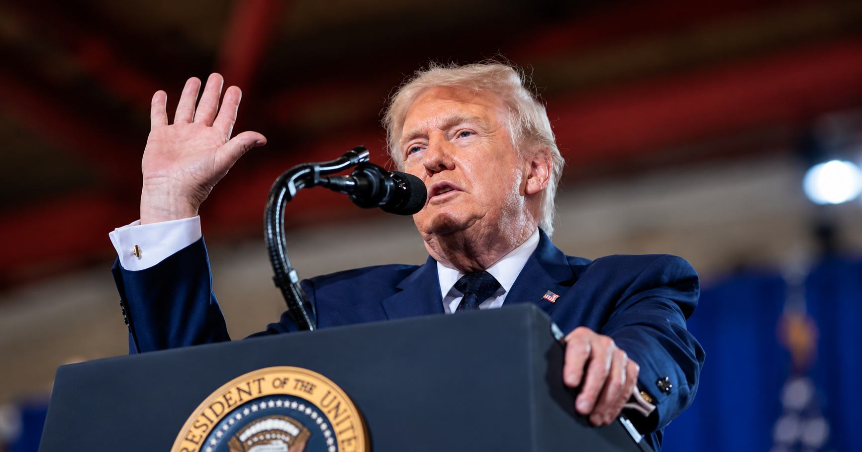TRUMP PROMETE CHEQUES DE 5.000 DÓLARES SI EL CONGRESO SIGUE REPUBLICANO